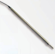 YS-L100光纖光柵裂縫傳感器也稱光纖光柵裂縫計(jì)，它采用不銹鋼外殼設(shè)計(jì)，具有測(cè)量精度高、抗壓抗剪切能力強(qiáng)等優(yōu)點(diǎn)，可長(zhǎng)期布設(shè)在混凝土結(jié)構(gòu)物或其他材料結(jié)構(gòu)物內(nèi)部及表面，測(cè)量結(jié)構(gòu)物伸縮縫或周邊縫的開合度。