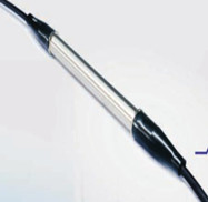 YS-T100鎧裝型光纖光柵溫度傳感器是采用雙端出纖型，具有結(jié)構(gòu)堅(jiān)固的優(yōu)點(diǎn)，防火防爆，應(yīng)用于油罐、電纜、混凝土測溫以及隧道、消防等溫度測量領(lǐng)域。