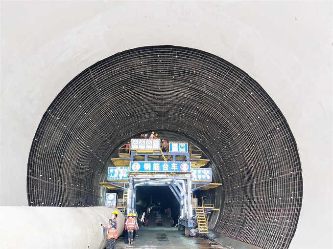 建設者在引江補漢輸水隧洞開展襯砌作業(yè).jpg